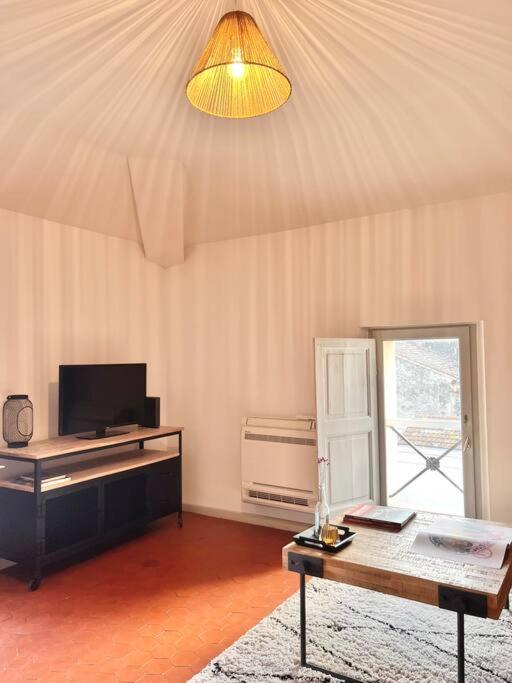 ארל Appartement A Pied Du Centre Avec Place De Parking מראה חיצוני תמונה